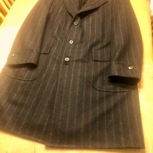 Isaia Wool 90% and 10% Cashmere Overcoat
Single  breasted 3 button